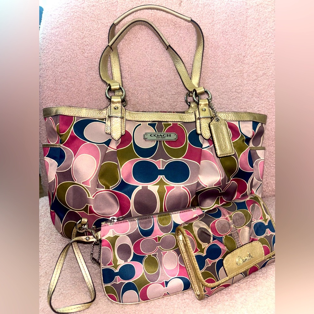 Coach signature scarf sateen gold trim hand bag